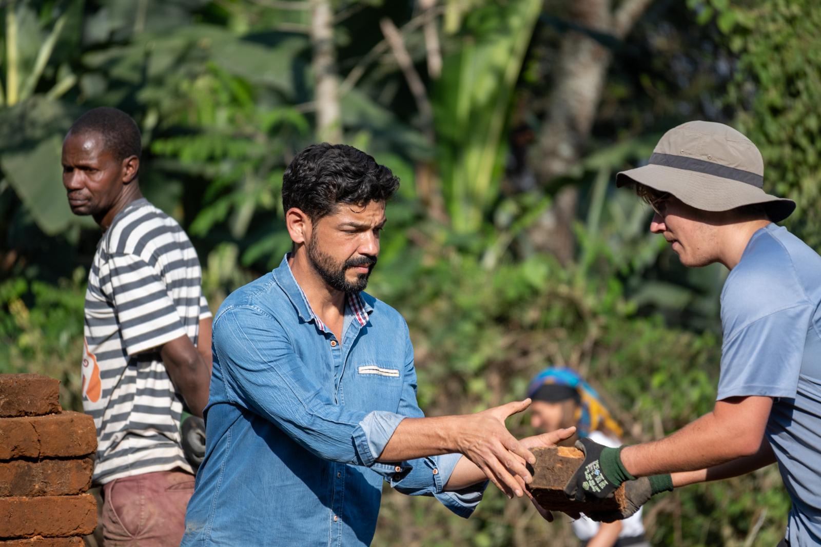Joao Heep beim Bauen mit dem Team