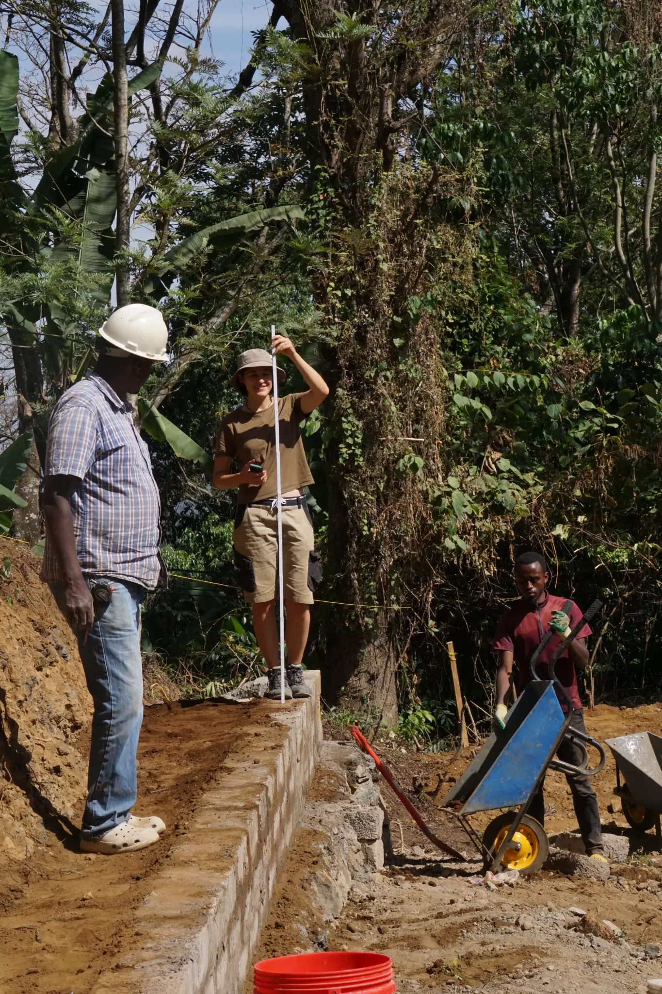 Mauerbau mit Unterstützung lokaler Experten