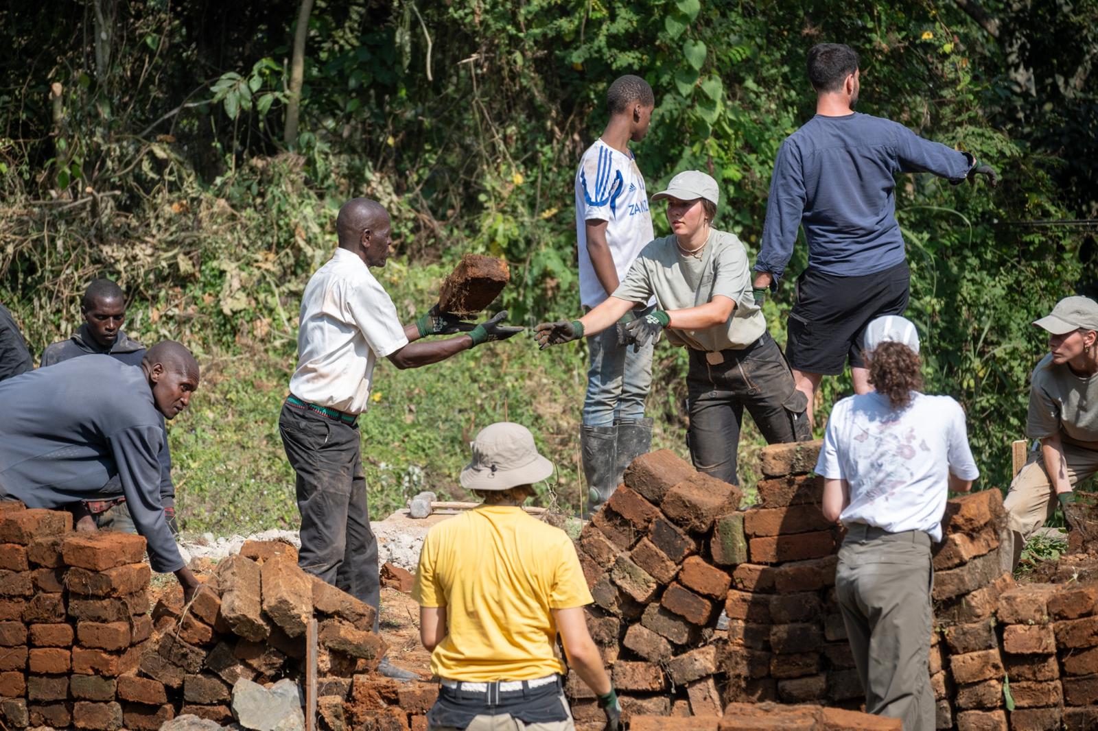 Team beim Mauern — gemeinsame Arbeit an der Worldschool